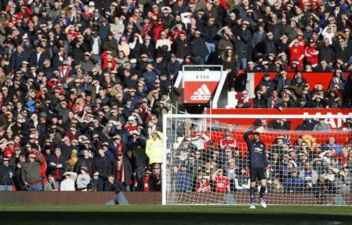 MU 2-1 Chelsea: Màn ngược dòng ngoạn mục - 5
De Gea bị chói nắng trong hiệp hai