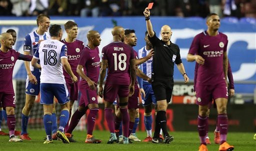 
Delph nhận thẻ đỏ, Man City gục ngã trên sân Wigan
