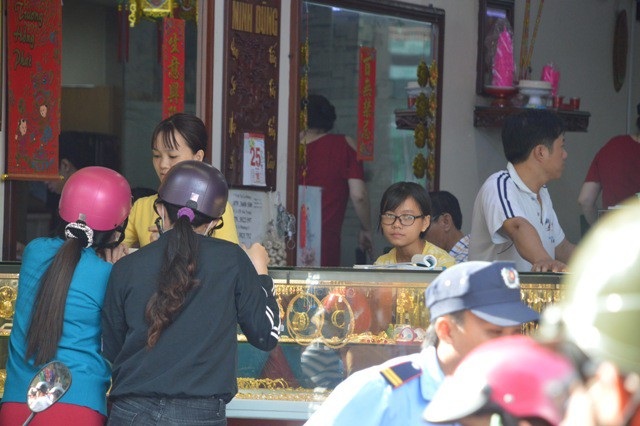 Ngày Vía Thần Tài: Cửa hàng đông đặc, nhà vàng trúng đậm - 15 Ngày Vía Thần Tài: Cửa hàng đông đặc, nhà vàng trúng đậm - 15