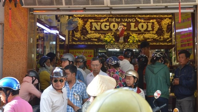 Ngày Vía Thần Tài: Cửa hàng đông đặc, nhà vàng trúng đậm - 14 Ngày Vía Thần Tài: Cửa hàng đông đặc, nhà vàng trúng đậm - 14