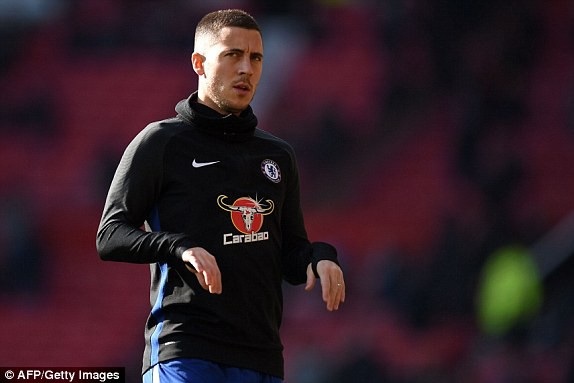 MU 2-1 Chelsea: Màn ngược dòng ngoạn mục - 12
Hazard khởi động trước trận đấu. Tiền đạo người Bỉ vẫn là mũi nhọn nguy hiểm nhất của Chelsea