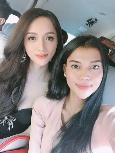 Hương Giang rạng rỡ tự tin trong buổi hội ngộ thí sinh Hoa hậu Chuyển giới - 7 Hương Giang chụp ảnh selfie cùng đại diện đến từ Indonesia.