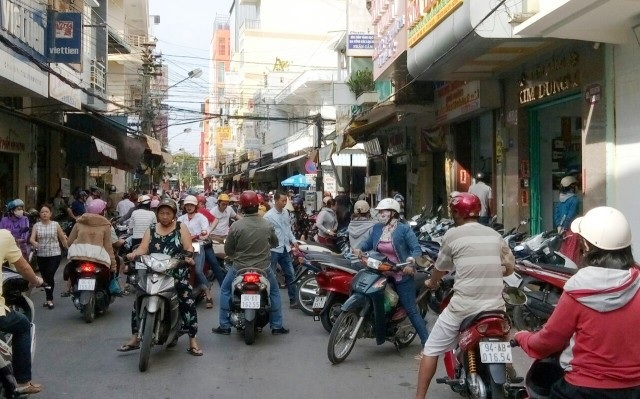 Ngày Vía Thần Tài: Cửa hàng đông đặc, nhà vàng trúng đậm - 17 Ngày Vía Thần Tài: Cửa hàng đông đặc, nhà vàng trúng đậm - 17