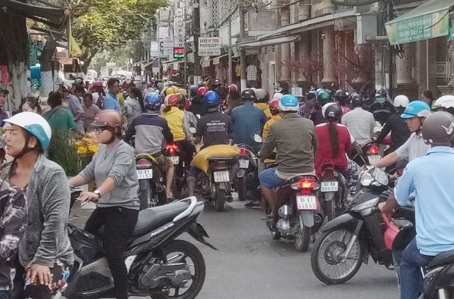 Ngày Vía Thần Tài: Cửa hàng đông đặc, nhà vàng trúng đậm - 18 Đường vào các khu chợ mua bán vàng ở Bạc Liêu đông nghịt người.