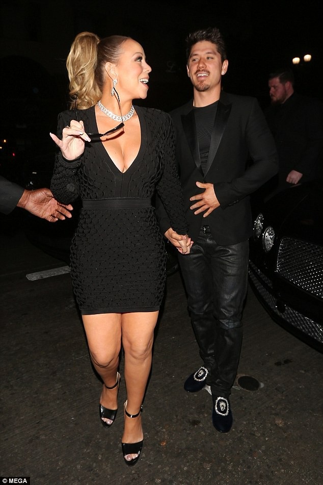 Mariah Carey khoe vòng một căng tròn - 2
Ngôi sao 47 tuổi được bạn trai - vũ công Bryan Tanaka 34 tuổi hộ tống dự sự kiện