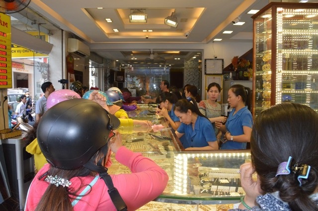 Ngày Vía Thần Tài: Cửa hàng đông đặc, nhà vàng trúng đậm - 16 Nhiều tiệm vàng có đông người dân đến giao dịch ngày mùng 10 tháng Giêng.