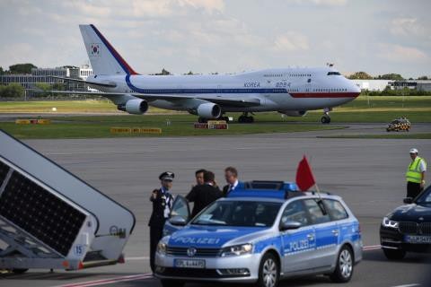 Hàn Quốc không đủ tiền mua Không lực 1 cho Tổng thống? - 1
Chiếc Boeing 747 đang được thuê để làm chuyên cơ cho Tổng thống Hàn Quốc
