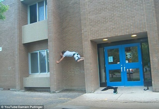 Damien trèo tường theo kiểu rất lạ.