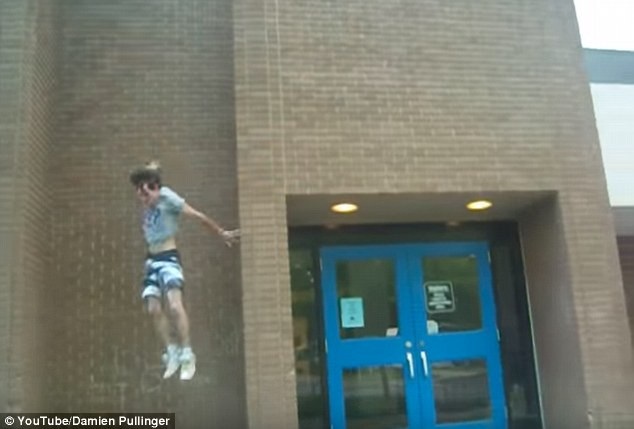 
Và ngã xuống đất.
