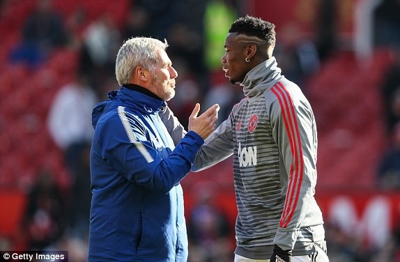 MU 2-1 Chelsea: Màn ngược dòng ngoạn mục - 13
Pogba (phải) đã trở lại đội hình xuất phát của MU