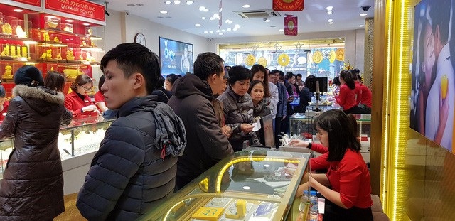 Ngày Vía Thần Tài: Cửa hàng đông đặc, nhà vàng trúng đậm - 2 Lượng người đi mua vàng năm nay được nhận định rải rác do ngày Vía Thần tài vào ngày chủ nhật nên người dân có thể mua vàng vào trưa hoặc chiều tối.