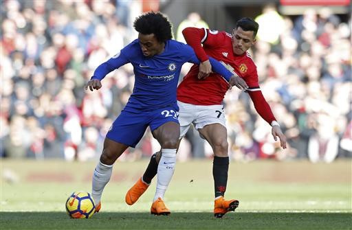 MU 2-1 Chelsea: Màn ngược dòng ngoạn mục - 6
Willian (trái) chơi nổi bật nhất trong đội hình Chelsea từ đầu trận