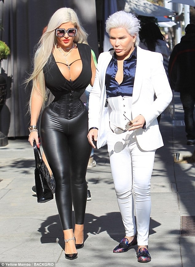 
Cặp sao truyền hình thực tế Rodrigo Alves và Sophia Vegas xuất hiện nổi bật trên đường phố Beverly Hills ngày 25/2 vừa qua
