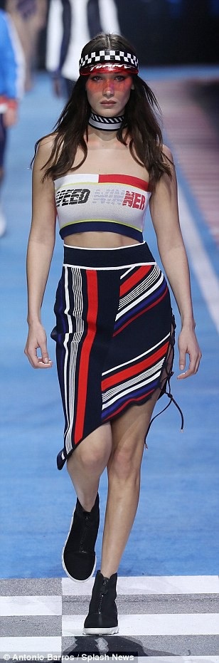 Dàn siêu mẫu khoe dáng đẹp như tượng - 3
Cùng trình diễn trong show diễn này còn có Bella Hadid - em gái của Gigi