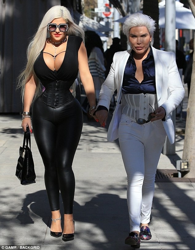 
Sophia Vegas từng tuyên bố vòng eo của cô chỉ 47 cm và cô là người có vòng eo nhỏ nhất thế giới
