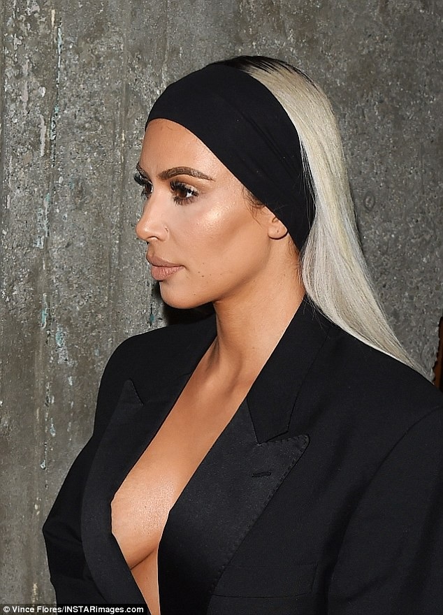 
Trước đó Kim Kardashian đã diện áo vest thả rông vòng một dự một sự kiện tại Los Angeles
