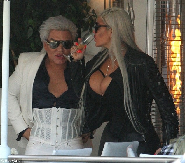 
Rodrigo Alves và Sophia Vegas rẽ vào một nhà hàng sang chảnh để ăn trưa
