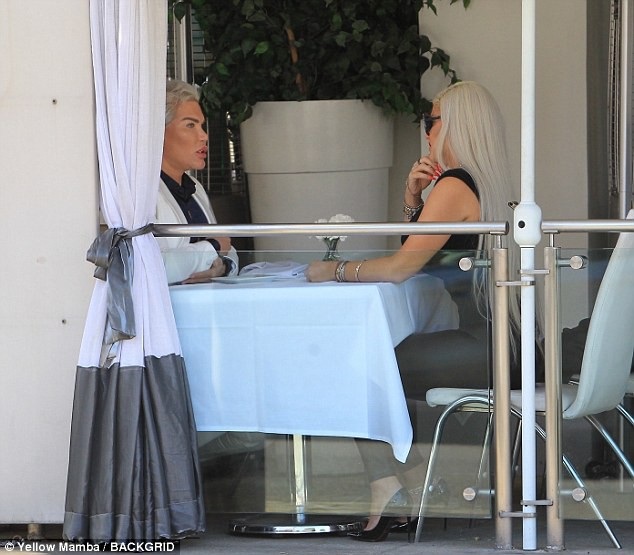 
Cặp đôi trò chuyện vui vẻ trong suốt thời gian thưởng thức bữa trưa.
