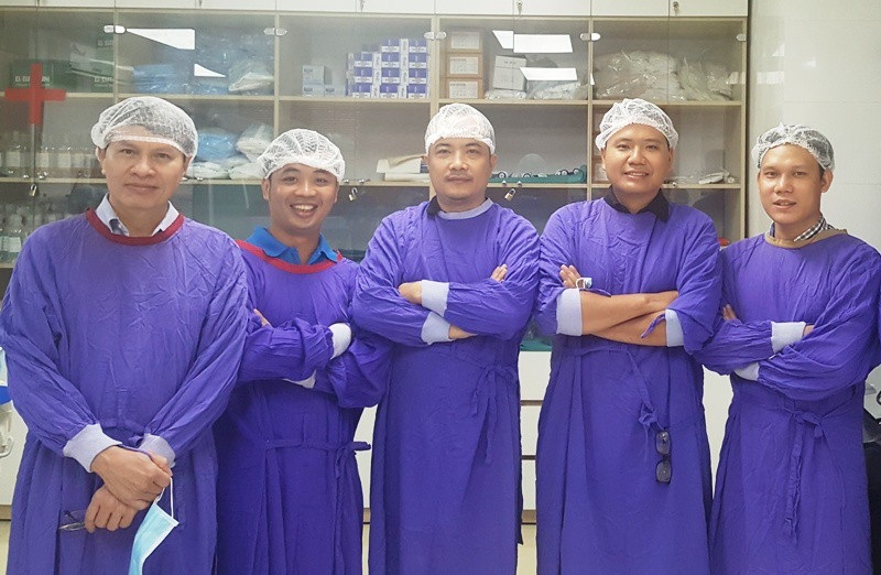 Gặp bác sĩ xin ra quân về phục vụ quê hương - 2
Bác sĩ Tùng (ở gữa) chụp ảnh cùng kíp mổ