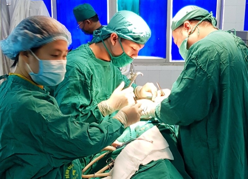 Gặp bác sĩ xin ra quân về phục vụ quê hương - 1 Theo bác sỹ Tùng phương pháp nội soi không chỉ giúp người bệnh giảm bớt đau đớn, rút ngắn thời gian điều trị