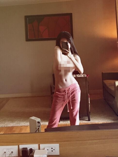 Elly Trần cũng không chịu “thua chị kém em”, cô đăng ảnh bán nude táo bạo, khoe hình thể cực săn chắc. Bà mẹ 2 con khiến dân tình ngẩn ngơ vì hình thể và vòng 1 quá đỗi nóng bỏng của mình. Cô viết: “Cũng cơ cuồn cuộn như giỡn chơi chứ bộ”.