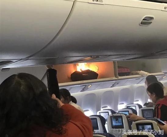 Túi xách trên khoang hành lý bốc lửa khiến hành khách hoảng loạn