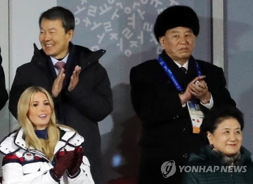Phản ứng đầu tiên của Mỹ khi Triều Tiên tuyên bố sẵn sàng đối thoại - 2 Ivanka Trump (hàng dưới bên trái) ngồi gần ông Kim Yong-chol (hàng trên bên phải) tại lễ bế mạc Thế vận hội mùa Đông ở Hàn Quốc. (Ảnh: Yonhap)