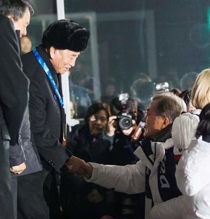Tổng thống Moon Jae-in bắt tay Phó Chủ tịch đảng Lao động Triều Tiên Kim Yong-chol tại lễ bế mạc Thế vận hội ngày 25/2 (Ảnh: Reuters)