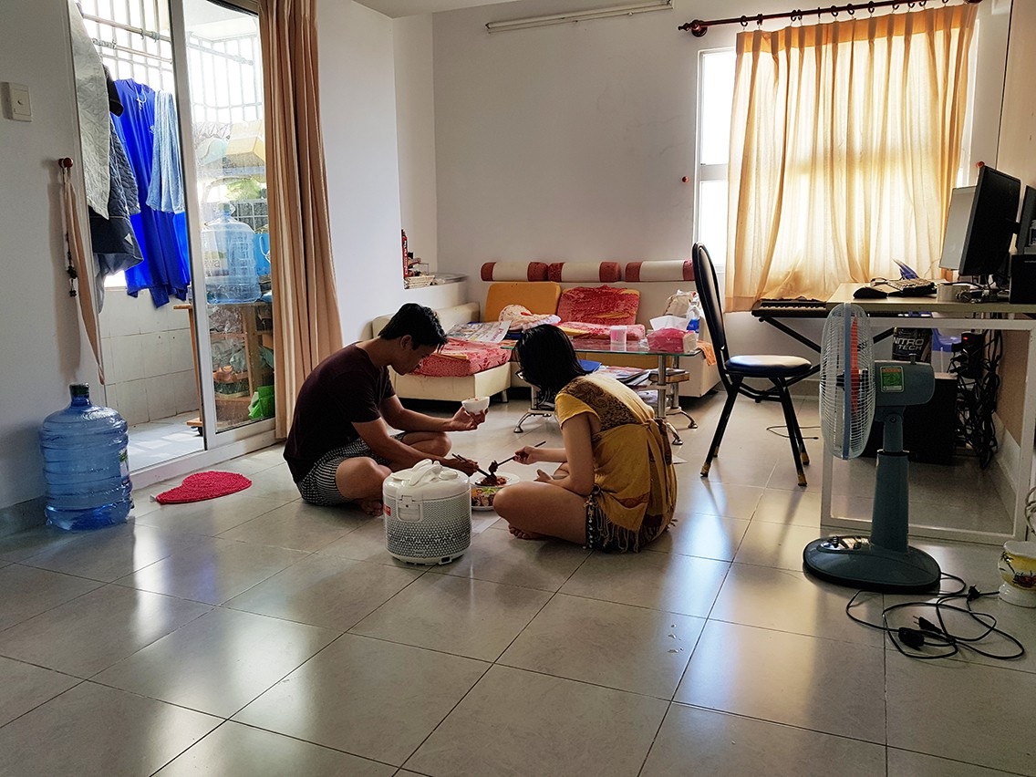 TPHCM: Chung cư, phòng trọ tăng giá chóng mặt sau Tết - 4 Anh Hoà khá bức xúc vì chủ chung cư tự ý tăng giá từ 8,5 triệu đồng/tháng lên 9,5 triệu đồng/tháng nhưng đành phải thuê vì không tìm được chỗ mới.