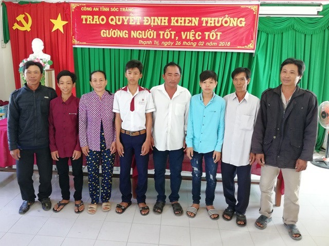 Khen thưởng 3 thanh thiếu niên trả lại hơn 40 triệu đồng nhặt được - 2 3 thanh thiếu niên cùng gia đình tại lễ khen thưởng.