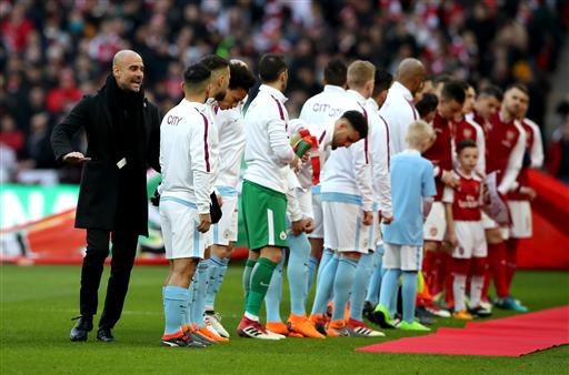 Nhìn lại chiến thắng giúp Guardiola lần đầu vô địch cùng Man City - 1
Guardiola vào tận sân cùng các học trò trước giờ bóng lăn. Trước trận chung kết League Cuo, Guardiola chưa từng đưa Man City vào trận chung kết nào sau hơn 1 năm dẫn dắt đội bóng thành Manchester
