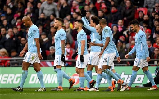 Nhìn lại chiến thắng giúp Guardiola lần đầu vô địch cùng Man City - 2
Man City đã mở tỉ số của trận đấu với bàn thắng nhanh như chớp của Aguero. Một pha phát động tấn công đơn giản từ Bravo và Aguero xử lý hoàn hảo