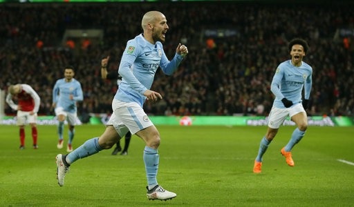 Nhìn lại chiến thắng giúp Guardiola lần đầu vô địch cùng Man City - 4
Silva kết liễu mọi hi vọng của Arsenal bằng bàn thắng thứ ba cho Man City
