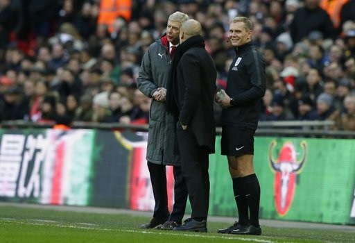 Nhìn lại chiến thắng giúp Guardiola lần đầu vô địch cùng Man City - 5
Wenger (trái) trao đổi với Guaridola (giữa) bên ngoài đường biên, họ khá thân thiện dù cầu thủ hai bên có đôi lúc nóng nảy trên sân