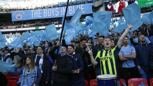 Nhìn lại chiến thắng giúp Guardiola lần đầu vô địch cùng Man City - 6
Các cổ động viên của Man City ăn mừng chiến thắng của đội nhà. Khá đông khán giả tới Wembley theo dõi trận chung kết League Cup, hơn 8 vạn khán giả có mặt trên sân.