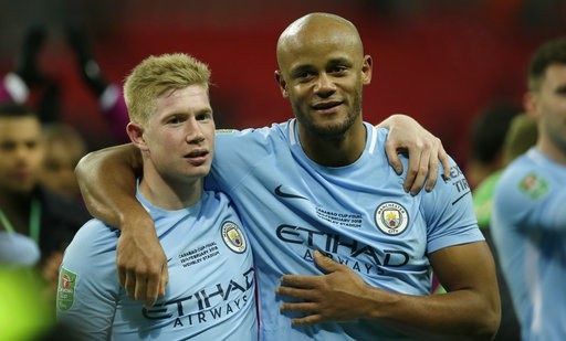 Nhìn lại chiến thắng giúp Guardiola lần đầu vô địch cùng Man City - 7
De Bruyne (trái) và Kompany vui mừng sau trận đấu, họ chờ đợi giây phút được trao cúp vô địch