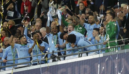 Nhìn lại chiến thắng giúp Guardiola lần đầu vô địch cùng Man City - 8
Đội trưởng Kompany giơ cao chiếc cúp vô địch League Cup mùa giải 2017/18