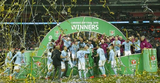 Nhìn lại chiến thắng giúp Guardiola lần đầu vô địch cùng Man City - 9
Các cầu thủ Man City ăn mừng tưng bừng ở dưới sân