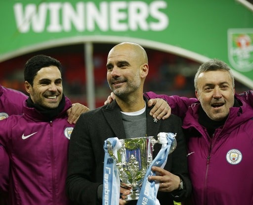 Nhìn lại chiến thắng giúp Guardiola lần đầu vô địch cùng Man City - 11
Guardiola hạnh phúc với chiếc cúp đầu tiên cùng Man City. Chiến lược gia người Tây Ban Nha đã có dấu ấn đầu tiên cùng đội chủ sân Etihad
