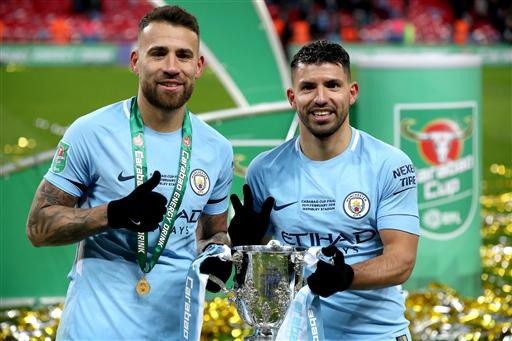 Nhìn lại chiến thắng giúp Guardiola lần đầu vô địch cùng Man City - 12
Bộ đôi cầu thủ người Argentina, Otamendi (trái) và Aguero (phải) chụp hình cùng chiếc cúp vô địch