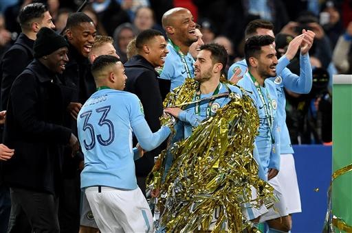 Nhìn lại chiến thắng giúp Guardiola lần đầu vô địch cùng Man City - 13
Bernardo Silva như một ông hoàng với những mảnh giấy óng ánh kết lại từ pháo mừng chức vô địch
