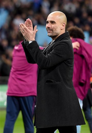 Nhìn lại chiến thắng giúp Guardiola lần đầu vô địch cùng Man City - 15
Guaridola cảm ơn người hâm mộ sau trận đấu. Mặc dù từng dành nhiều danh hiệu cao quý song Guardiola vẫn tỏ ra hạnh phúc với chiếc cúp đầu cùng Man City