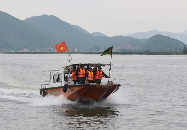 Hai ngư dân rơi xuống biển, 1 người mất tích - 1 Lực lượng cứu hộ, cứu nạn BĐBP Nghệ An triển khai công tác tìm kiếm ngư dân Ngô Văn Đoàn