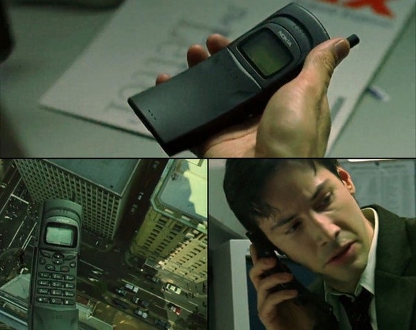 Điện thoại quả chuối huyền thoại Nokia 8110 bất ngờ được hồi sinh - 1 Khoảnh khắc nhân vật Neo trong phim “Ma trận” sử dụng Nokia 8110 đã khiến cho chiếc điện thoại này trở nên nổi tiếng trên toàn cầu