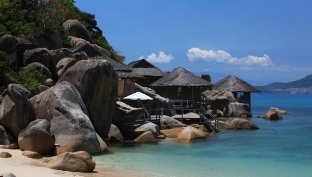 Nha Trang là thành phố có những bãi biển đẹp nhất Đông Nam Á, nơi những khách sạn, khu căn hộ nghỉ dưỡng 4 sao, 5 sao luôn kín phòng (Ảnh: CNN)