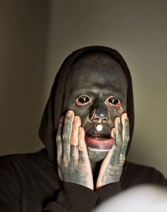 
Cái nhìn màu đen đặc của Eli khiến nhiều người sợ hãi
