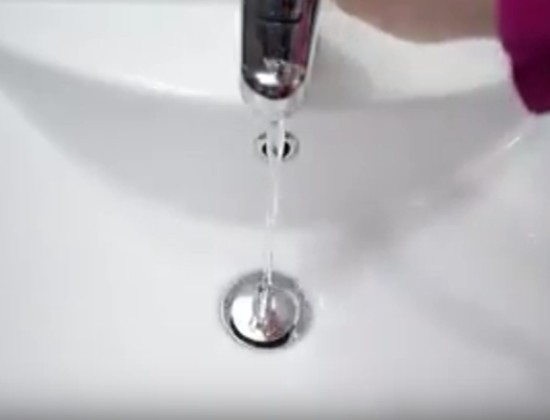 16 mẹo vặt giúp việc nhà "dễ thở" hơn - 3 Bước 3: Đưa đầu không cột dây xuống cống thoát ở bồn. Chọc nhẹ rồi rút ra. Vậy là tóc và những loại rác chẳng may lọt xuống đã được lôi lên nhanh gọn, nhẹ nhàng và sạch sẽ.