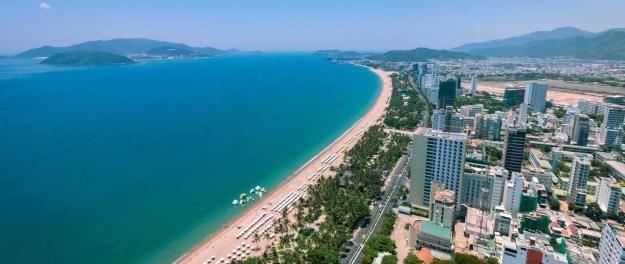 Nha Trang có lượng nguồn cung khách sạn lớn nhất trong các thành phố ven biển, với số phòng khách sạn 3-5 sao luôn đạt công suất trên 95% trong ngày nghỉ và 70% trong ngày thường.