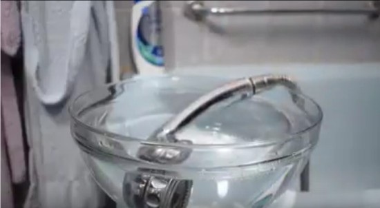 16 mẹo vặt giúp việc nhà "dễ thở" hơn - 4 Để vòi sen trong một bát giấm cả đêm sẽ chữa được hiện tượng tắc vòi.