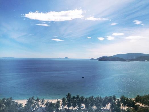 Bãi biển thành phố Nha Trang trải dài khoảng 4km, dọc theo đường Trần Phú. Đây cũng là con đường tập trung nhiều dự án bất động sản đắt giá nhất Nha Trang.